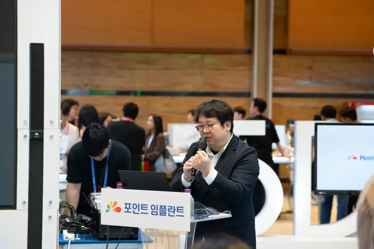 포인트 임플란트 부스 연단의 김교락 대표원장
